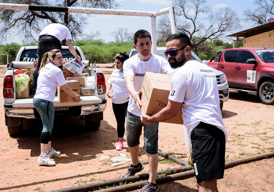 Personas cargando cajas de donaciones