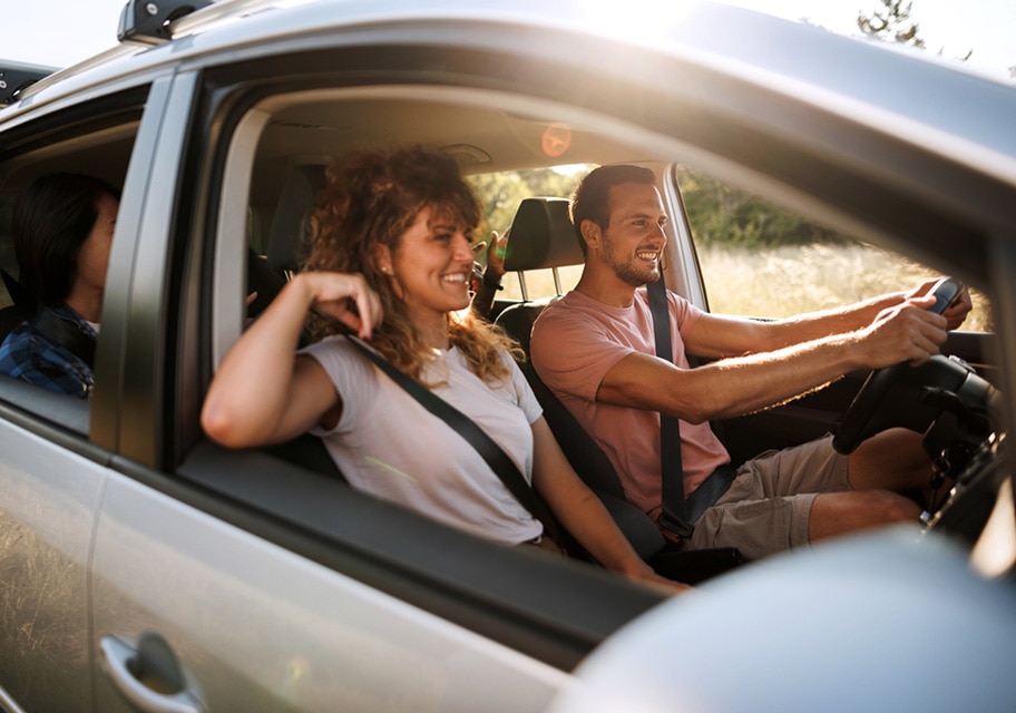 pareja viajando en auto vacaciones