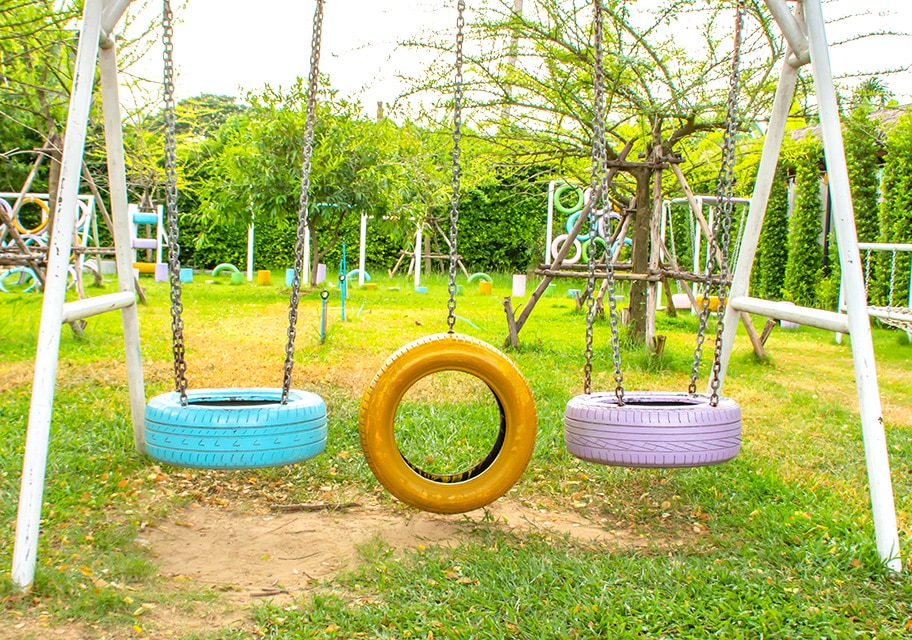 Pneus são constituídos por uma combinação de borracha, aço e fibras têxteis, o que dificulta sua degradação natural, por esse motivo a coleta de pneus para reciclagem é uma iniciativa essencial para evitar os impactos ambientais causados pelo descarte inadequado desse material. 