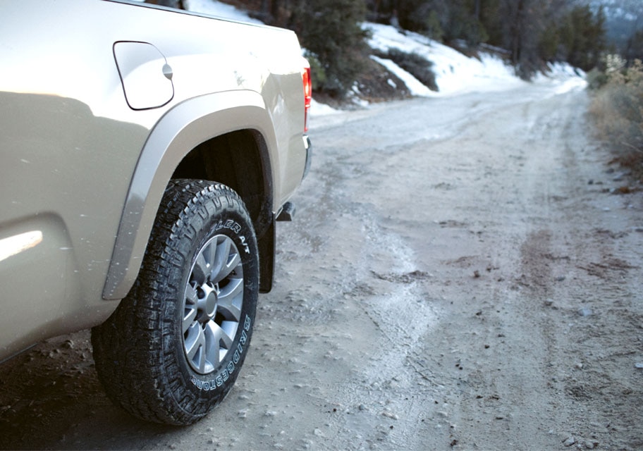 Llanta Bridgestone Dueler AT en camioneta gris