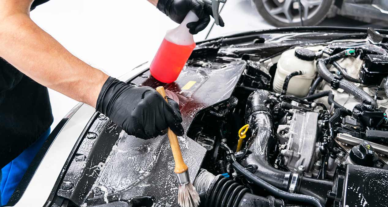 La mejor manera de limpiar el motor de tu coche